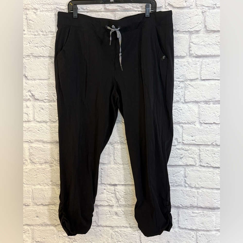 Torrid happy camper cropped joggers size 2